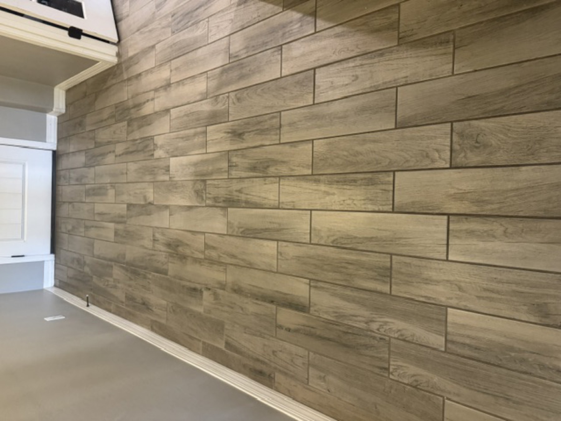 Wood-look plank floor (1) — before